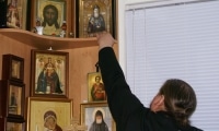 Значок возложен к иконе преподобного Амфилохия с благодарностью за помощь в завершении диссертаци