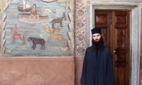 Экклесиарх у правого входа в Никольский придел Ватопедского Благовещенского собора
