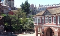 Ватопедский двор перед  трапезной